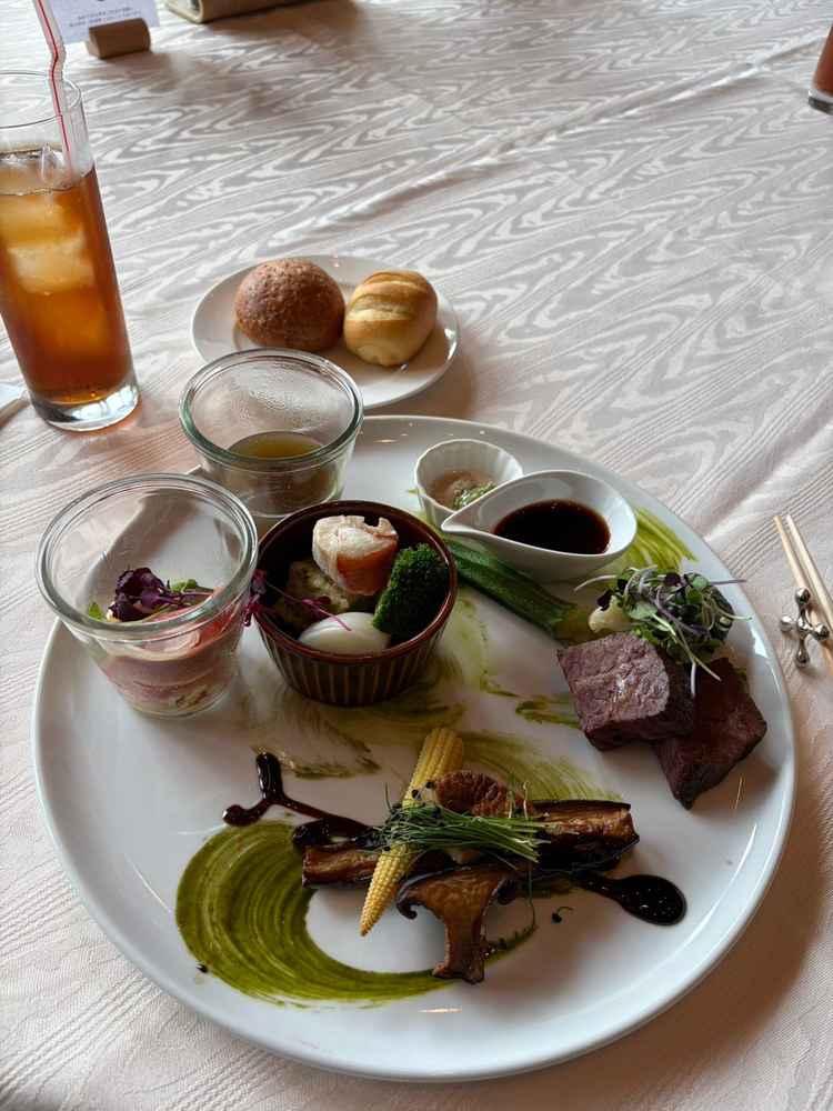試食内容。式で出てくるコース料理の一部をワンプレートで提供してくれた