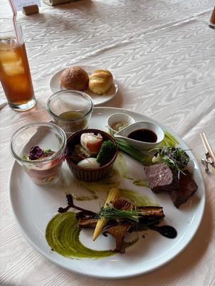 試食内容。式で出てくるコース料理の一部をワンプレートで提供してくれた