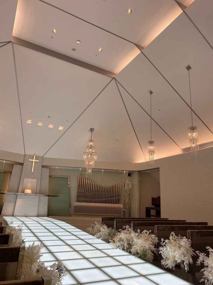 チャペル。新郎が歩く時は暗めのシックな感じ。新婦が歩く時は一気に明るくなり、とても素敵だった。