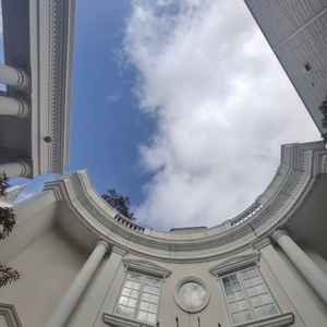 凱旋門入場後、空を見上げた写真。街中を感じせない特別感をえることができる。