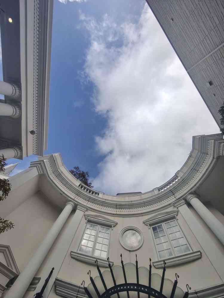 凱旋門入場後、空を見上げた写真。街中を感じせない特別感をえることができる。