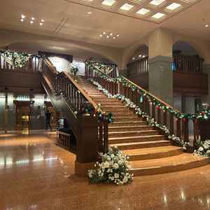 ロビーの大階段。後述のチャペルかこちらの階段のどちらかで挙式を選択できる。