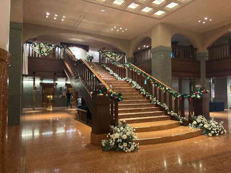 ロビーの大階段。後述のチャペルかこちらの階段のどちらかで挙式を選択できる。