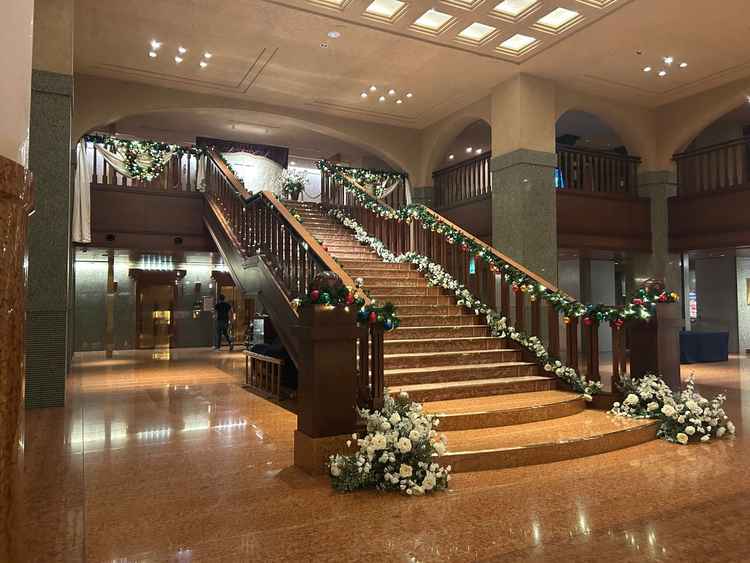 ロビーの大階段。後述のチャペルかこちらの階段のどちらかで挙式を選択できる。