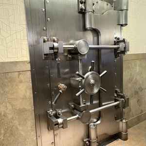 三井本館内にある金庫です。これだけでテンションが上がりますし、凄いところで結婚式を挙げる気分になりま