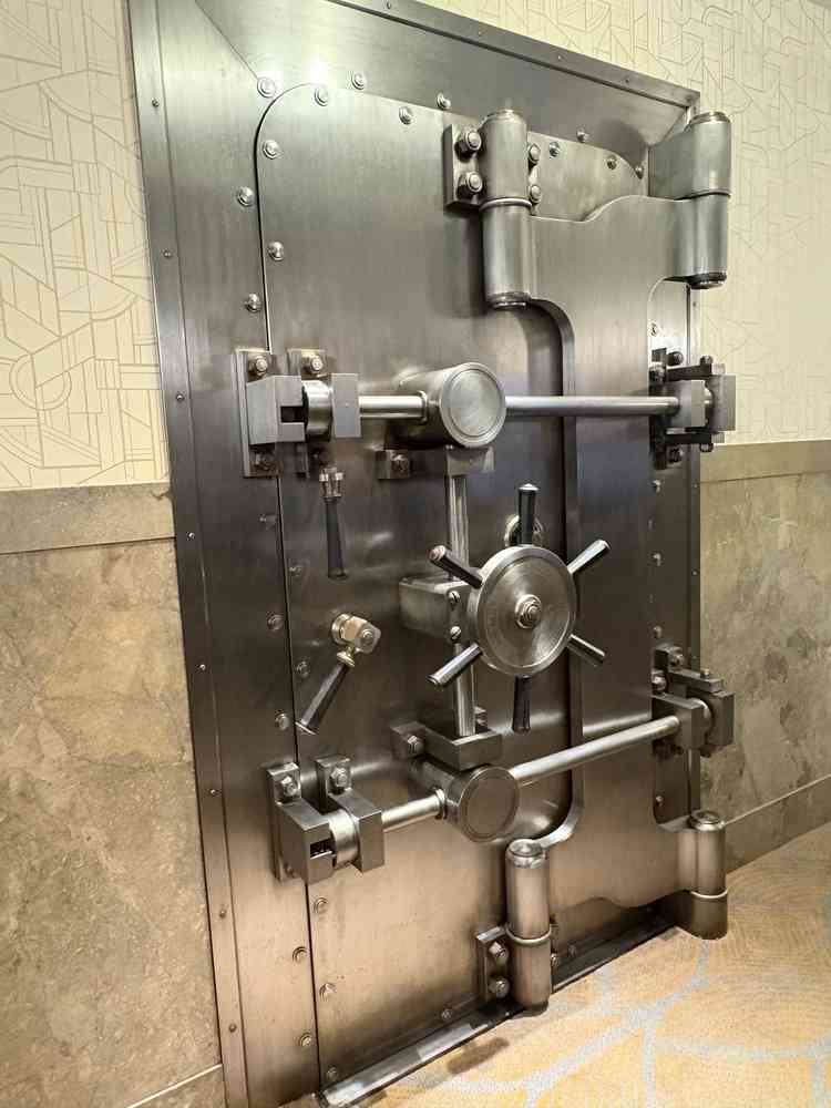 三井本館内にある金庫です。これだけでテンションが上がりますし、凄いところで結婚式を挙げる気分になりま