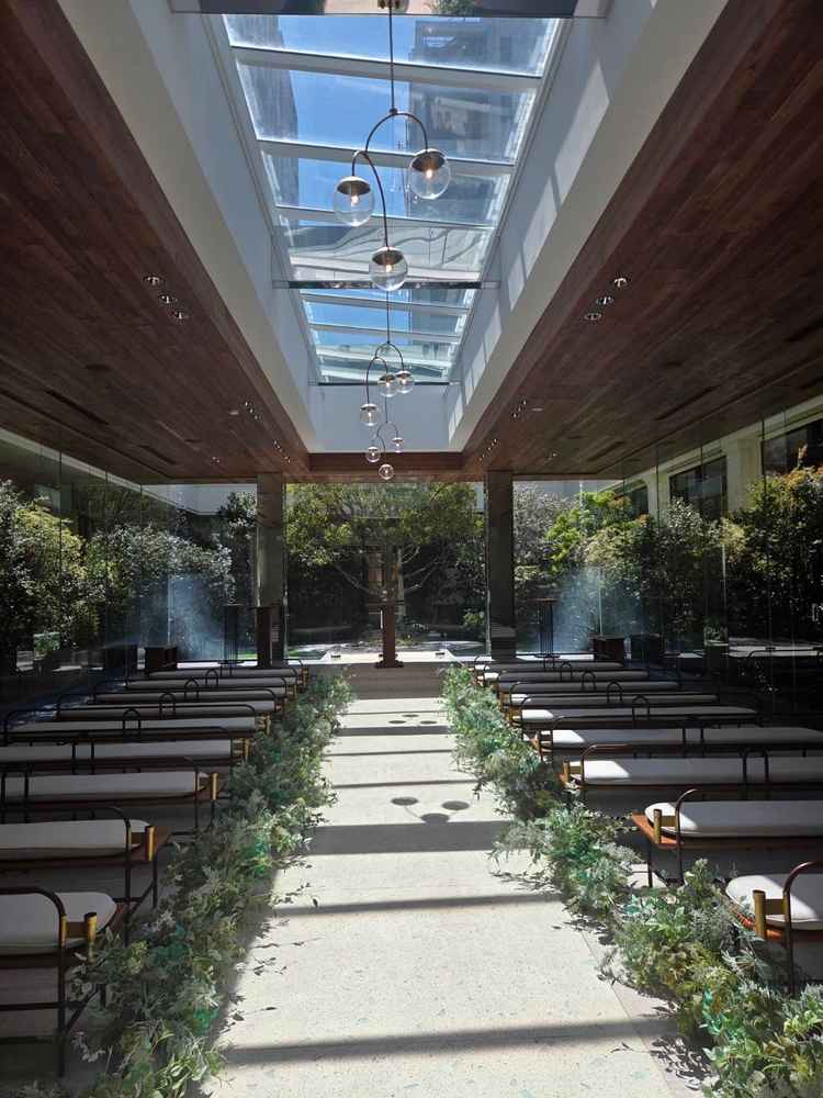 天井から差し込む温かな光が幻想的でした。奥に木が見えるのがよかった