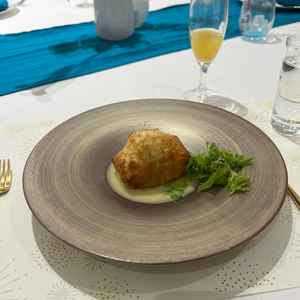 メイン料理のひとつヒラメのパイ包み。