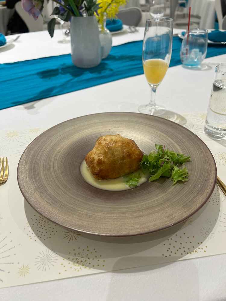 メイン料理のひとつヒラメのパイ包み。