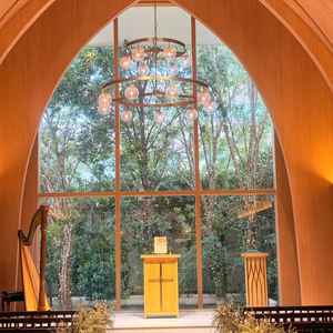 木目基調のチャペルです。実際の照明演出も見て、歩けるときのワクワク感が止まりませんでした。