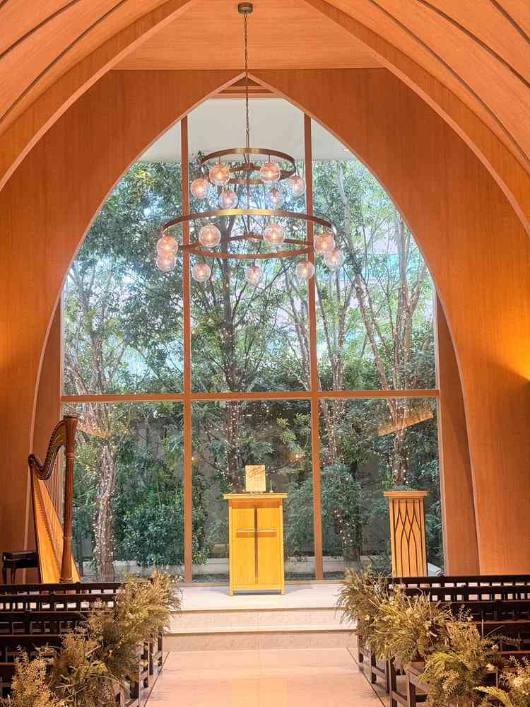 木目基調のチャペルです。実際の照明演出も見て、歩けるときのワクワク感が止まりませんでした。