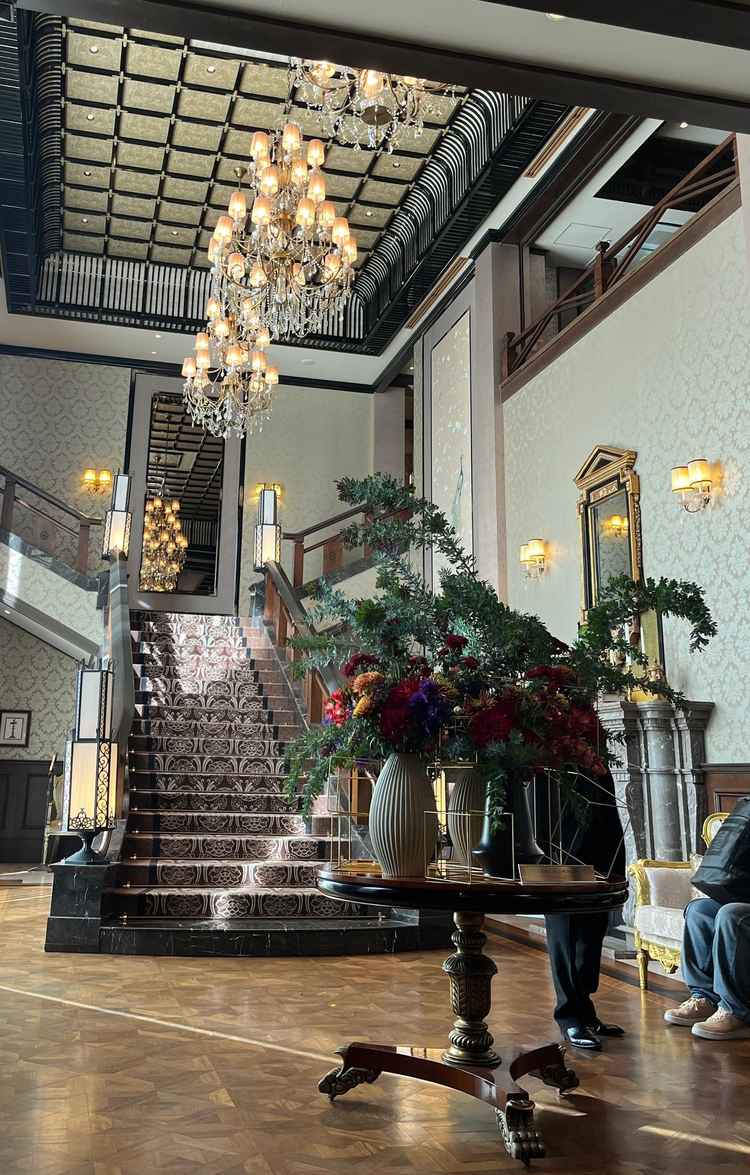 エントランス。バイオリニストがここで演奏されていた。シックな印象。