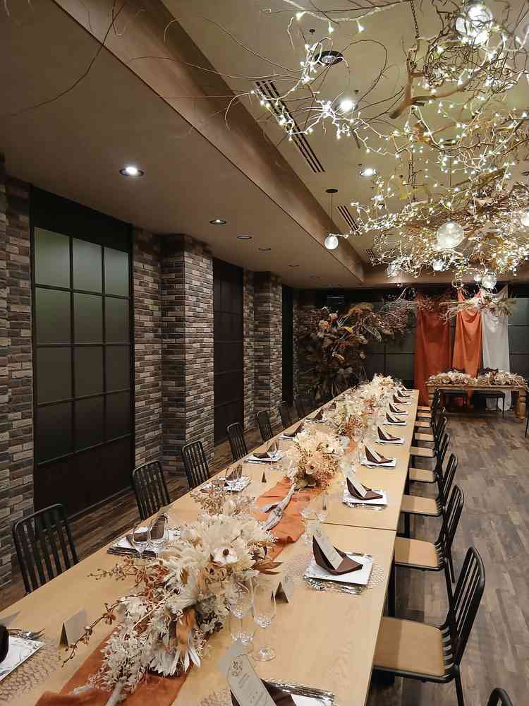 シンプルだけど洗練されているいい 披露宴会場でした。