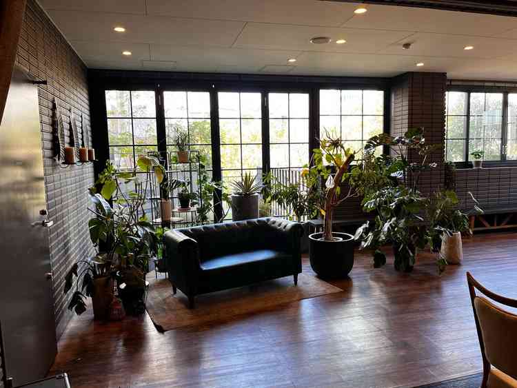 黒を基調とした披露宴会場に隣接するインナーテラスの写真。室内ながらも緑を感じれた。