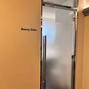 入り口に美容室が完備されている