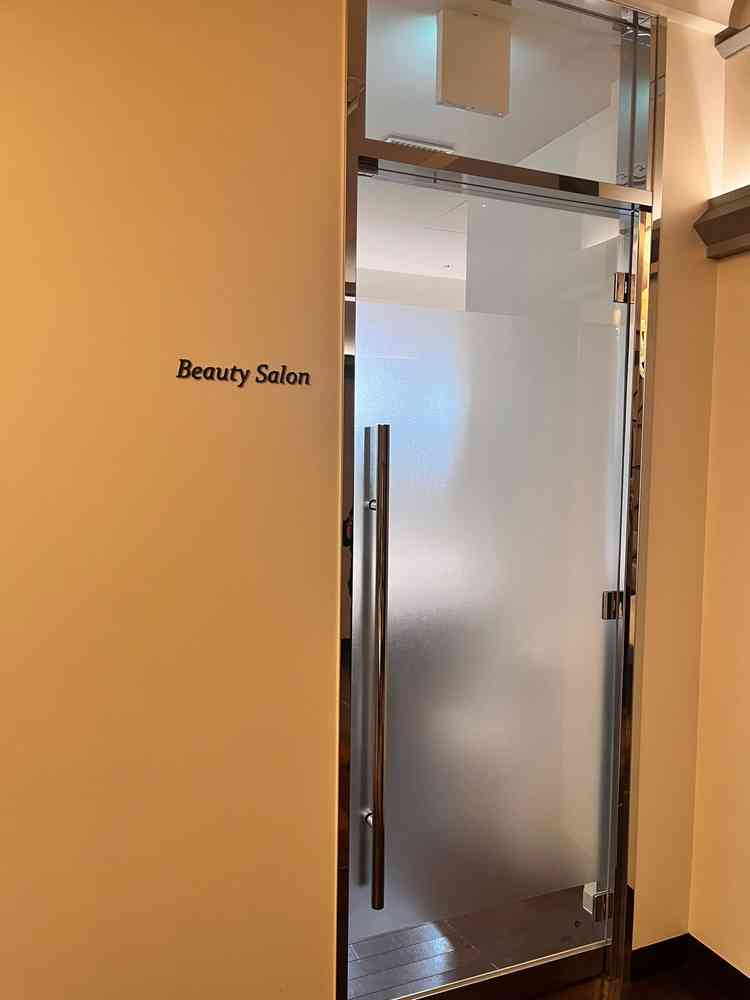 入り口に美容室が完備されている