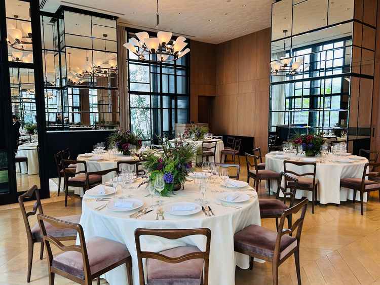 もう一つの披露宴会場。窓が大きく柱も鏡張りのため、抜け感があり広く感じられる。