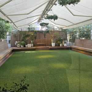 全天候型ガーデン。晴れの日は屋根をたたみ、雨の日はもっと広げることもできるそうです。