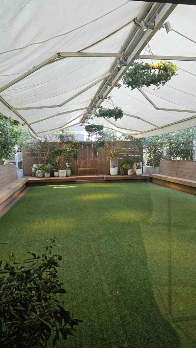 全天候型ガーデン。晴れの日は屋根をたたみ、雨の日はもっと広げることもできるそうです。