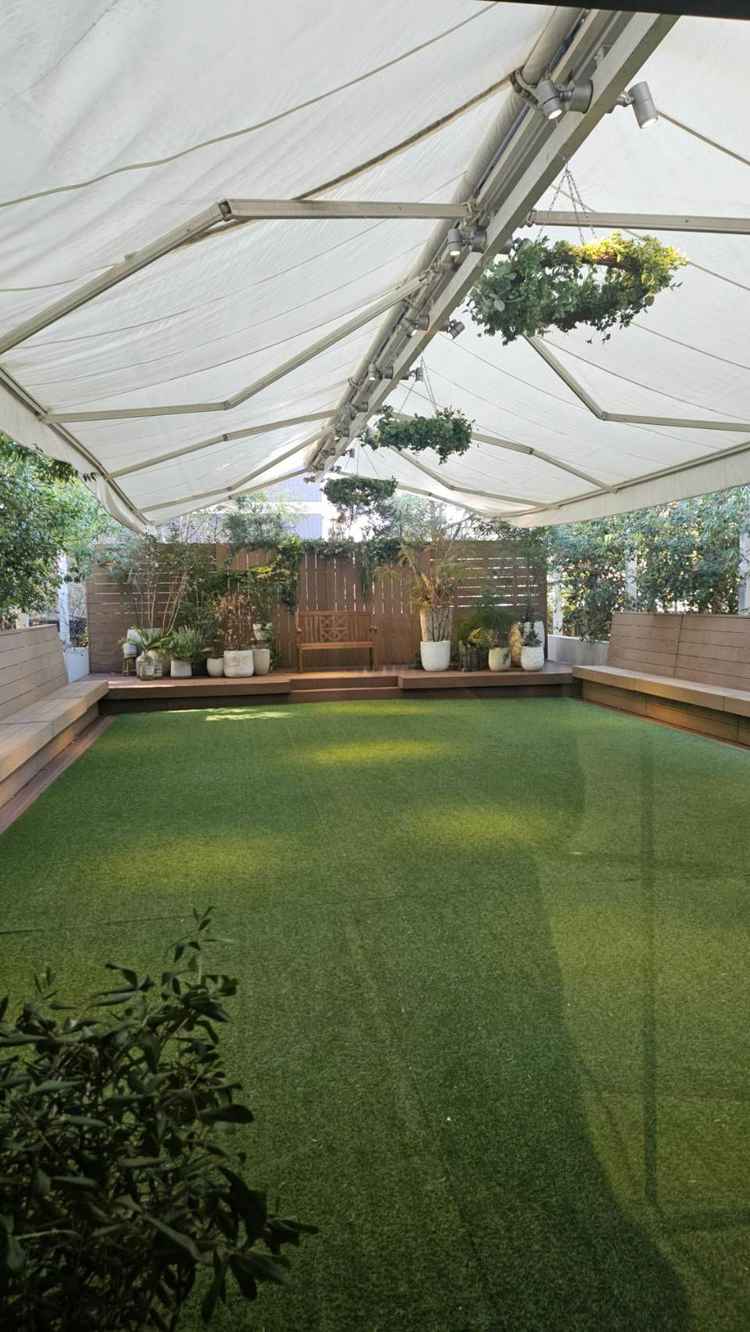 全天候型ガーデン。晴れの日は屋根をたたみ、雨の日はもっと広げることもできるそうです。