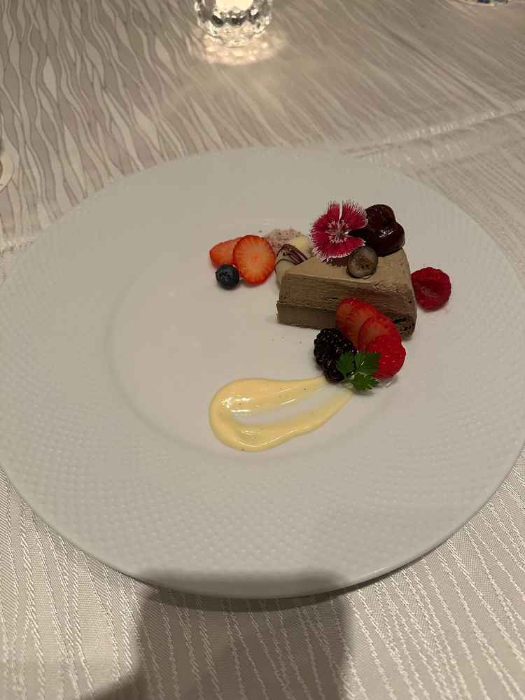 試食のケーキ。他にもメインと前菜、パンを頂きました。