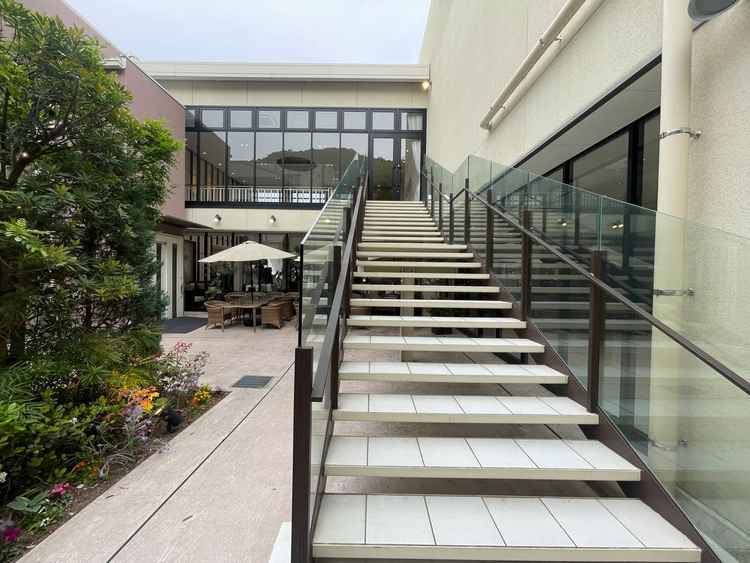 チャペルを出てすぐ外の階段を通り、中庭から披露宴会場に向かうことができました。
