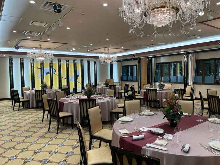 鶴の絵が描かれた金屏風が印象的で、華やかさと落ち着きがちょうどいい披露宴会場でした。