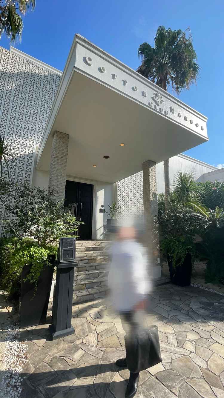 入り口と外観。高級感があり南国風の植物もリゾート感も素敵。