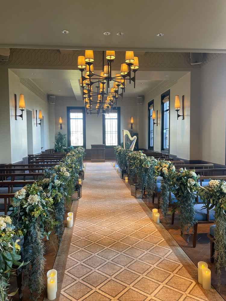 バージンロードが長く、とても素敵な挙式会場でした。