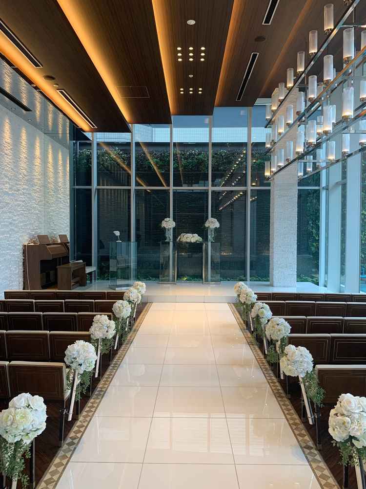 チャペルの写真です。正面がガラス張りになっています。