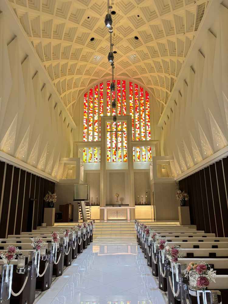 赤色の挙式会場。暖かく、明るい雰囲気だった。着席人数も120人まで入れる設定で余裕があった。