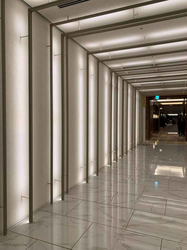 挙式前の待合室に向かう道(振り向いた向き)。正面は石垣になっててさらに素敵。始まる前から特別感がある