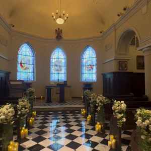 ステンドグラスが美しいチャペル内部。