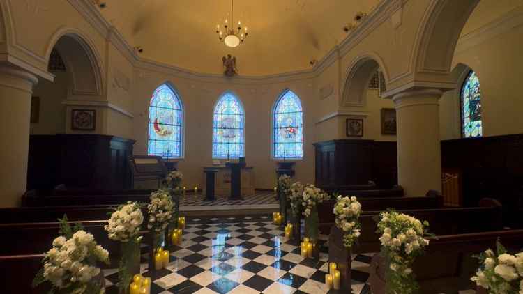 ステンドグラスが美しいチャペル内部。