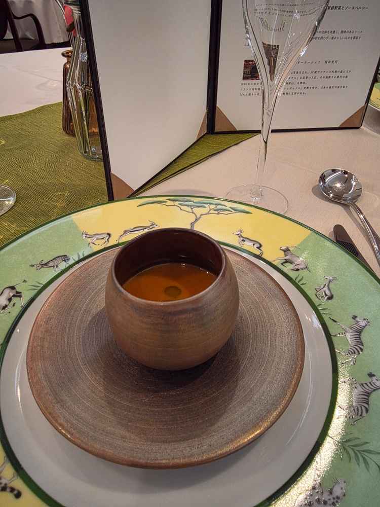 コースのアミューズ。これだけでも持つ1度食べたいと思えるほど美味しかった。