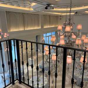 シャンデリアと階段。