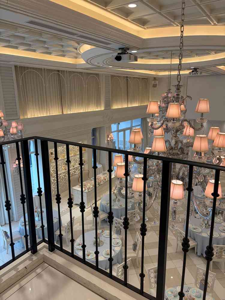 シャンデリアと階段。