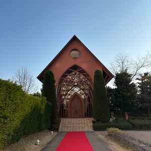 ガラスのチャペル。ホテルウェディングでは珍しく、独立型のチャペルで長いレッドカーペットが特徴でした。