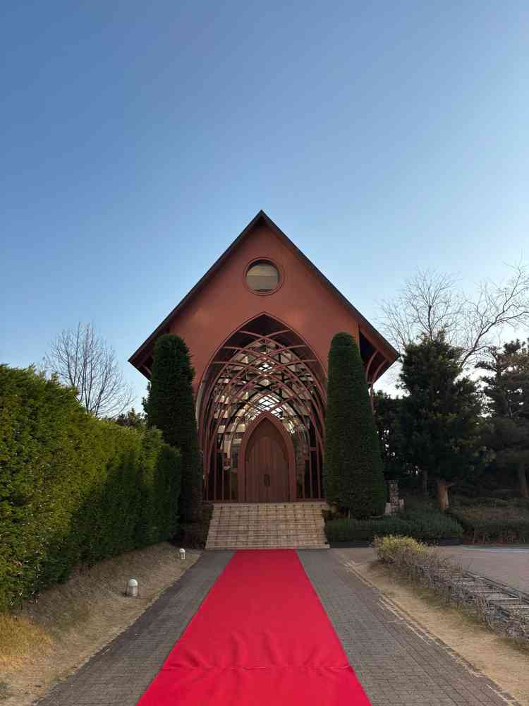 ガラスのチャペル。ホテルウェディングでは珍しく、独立型のチャペルで長いレッドカーペットが特徴でした。