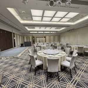 もうひとつの披露宴会場ではライトの色を変えたりできるので雰囲気が自分好みにできそうだと思いました。