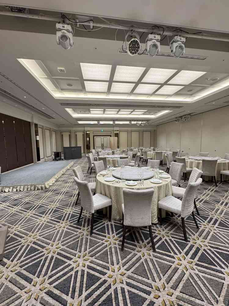 もうひとつの披露宴会場ではライトの色を変えたりできるので雰囲気が自分好みにできそうだと思いました。