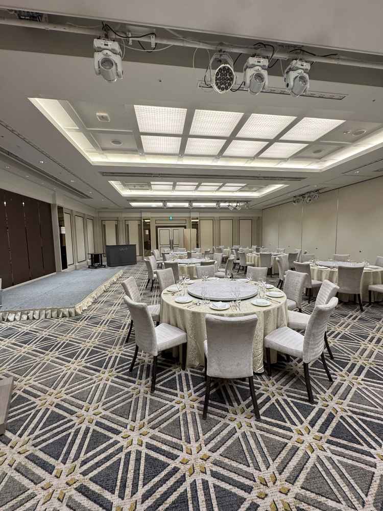 もうひとつの披露宴会場ではライトの色を変えたりできるので雰囲気が自分好みにできそうだと思いました。