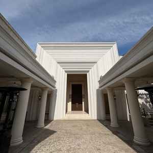 チャペルの外観写真。とても大きな扉が印象的でした。