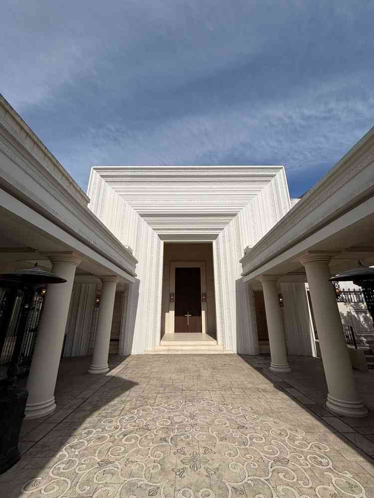 チャペルの外観写真。とても大きな扉が印象的でした。