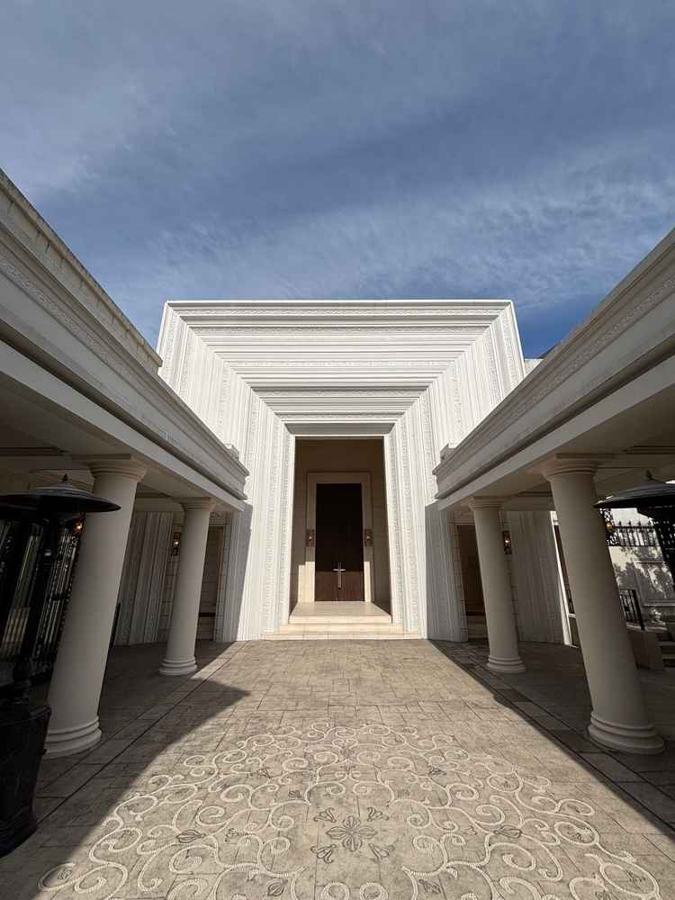 チャペルの外観写真。とても大きな扉が印象的でした。