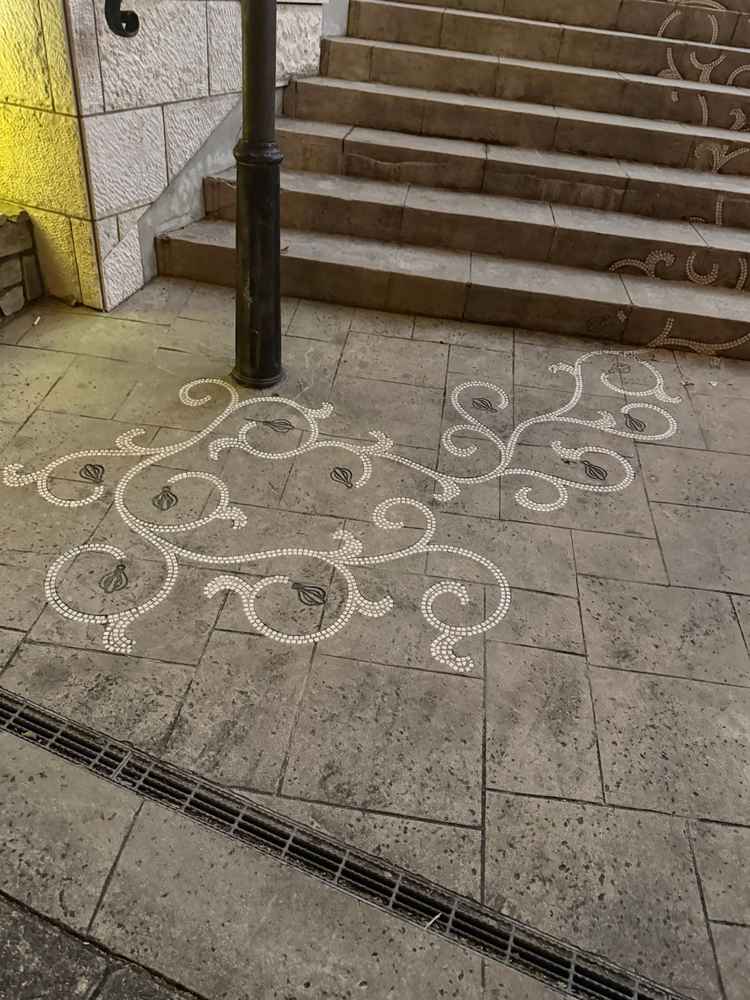 階段下から式場まであるデザインですが雄しべと雌しべが描かれています。交わりもありとてもロマンチック。