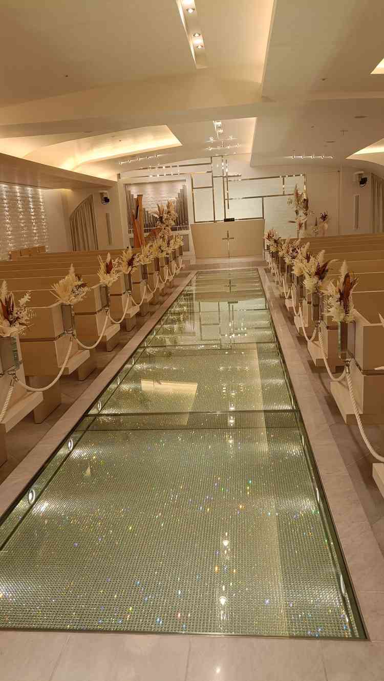 ２つ目の式場。チャペル形式でキラキラしている。道がとても素敵。