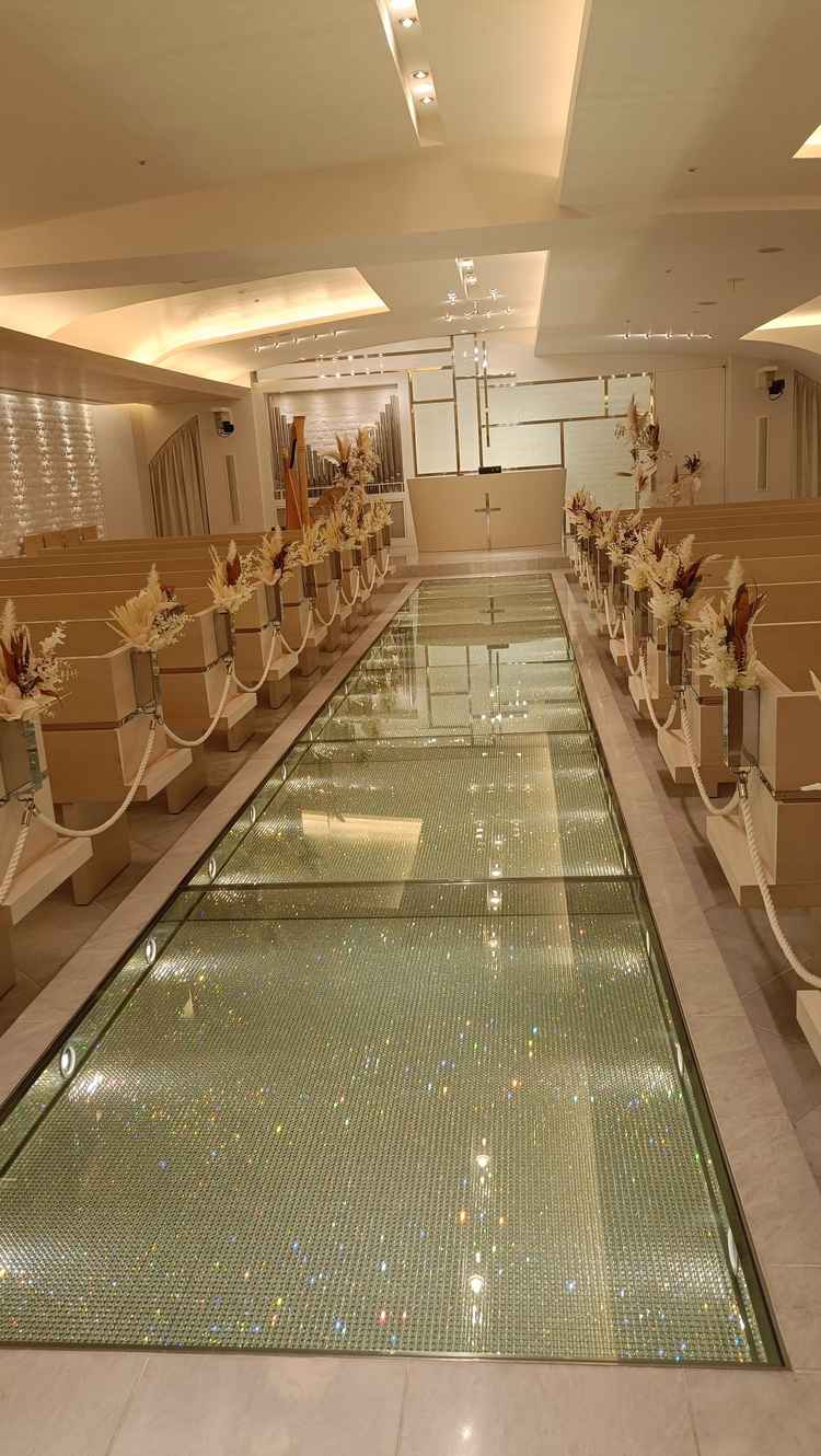 ２つ目の式場。チャペル形式でキラキラしている。道がとても素敵。