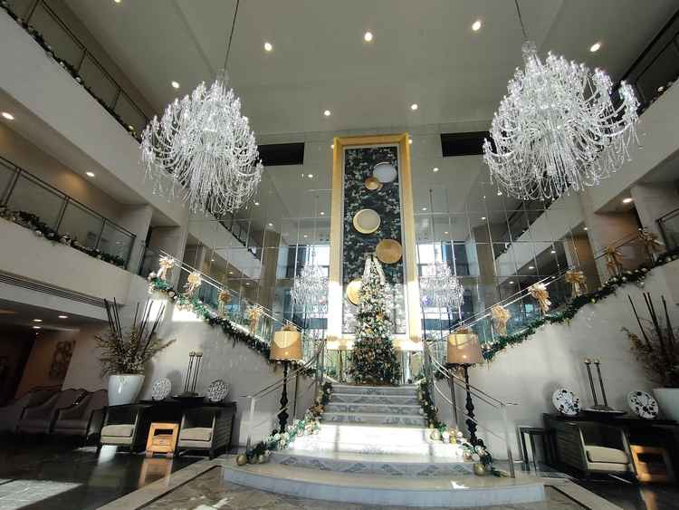 入口も大きなシャンデリアがあり豪華な感じがしました。