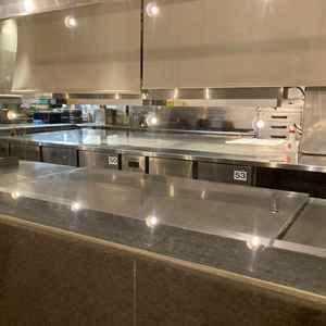 エントランスから披露宴会場までの廊下では、調理風景を楽しめます。